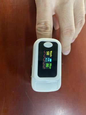 OEM ODM ポータブル 指先血酸素脈拍数モニター OLED付きオキシメーター