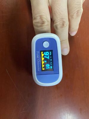 医院の家、血の酸素のモニターのために医学携帯用OLEDの指先の脈拍の酸化濃度計